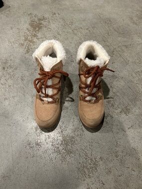 Sorel size 6. Winter ankle boots